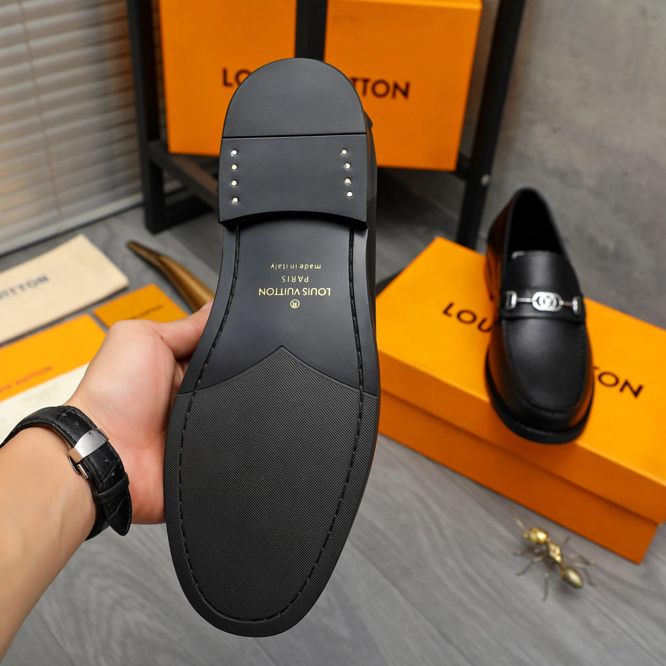 Men's shoes 💰p460 Product trademark: LV (Louis Vuitton) business slip-on leather shoes. Regular size: 38-45 (45 is custom-made and non-returnable) Product materials: Selected high-quality vertical grain cowhide upper, cowhide lining, original rubber outsole